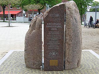 Gedenkstein am Brunnen auf dem Kirchplatz [Foto: GMVK]